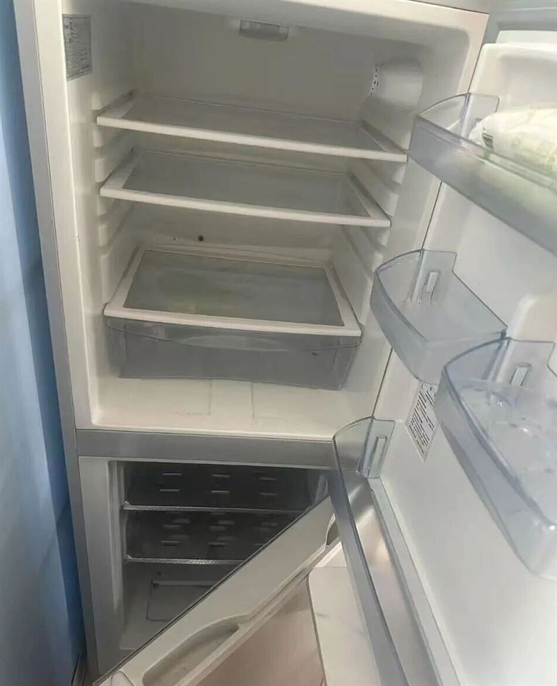 闲置的冰箱和消毒柜